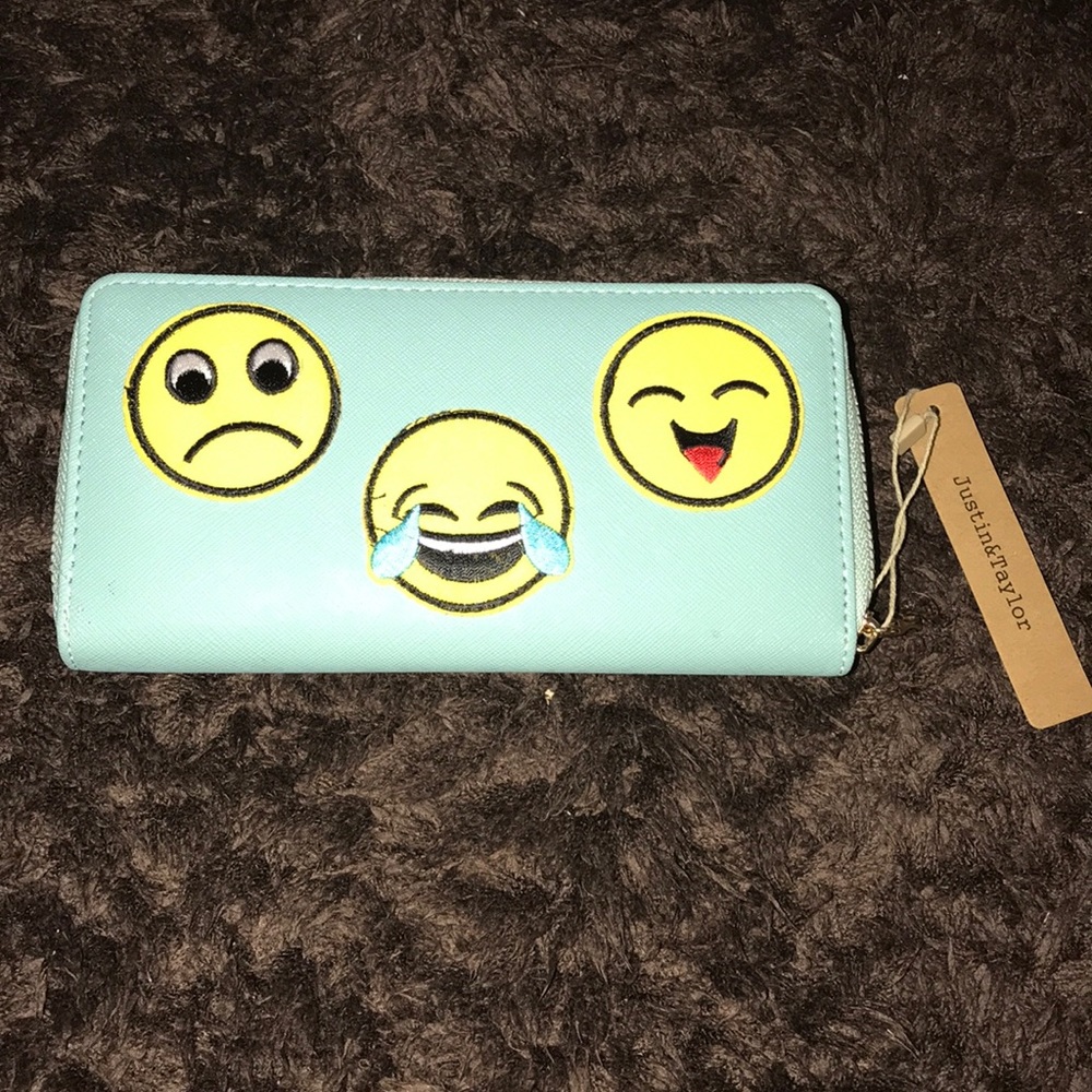 Nwt mint emoji all around zippered wallet